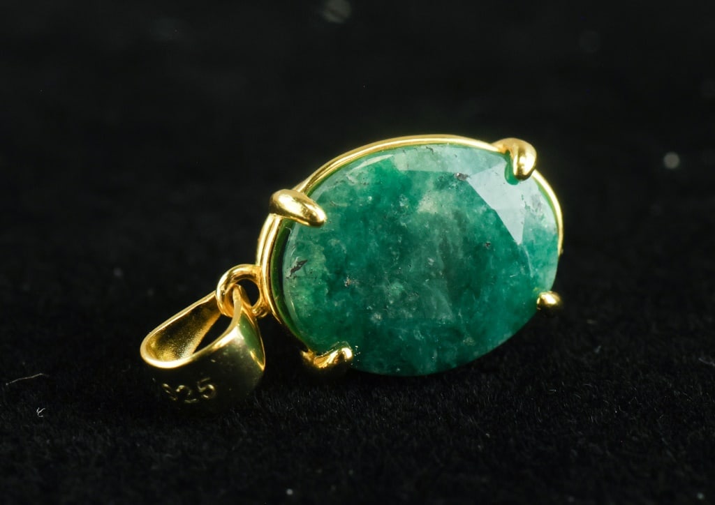 5.10ct Gold-plated Emerald Pendant w/ Apprasial: 5.10ct oval-cut natural emerald pendant claw-set in gold-plated 925 sterling silver weighing 1.80g, accompanied by a 2025 Jewel Scan appraisal detailing stone measurements, clarity grade, color grade,