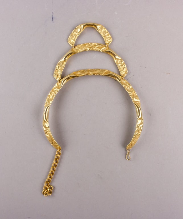 Vintage Gold-Plated Torque Necklace: A vintage gold-plated torque necklace composed of three graduated arched segments with a hammered surface texture, joined to a chain and hook clasp for fastening. H: 19 cm, W: 15 cm, 93g