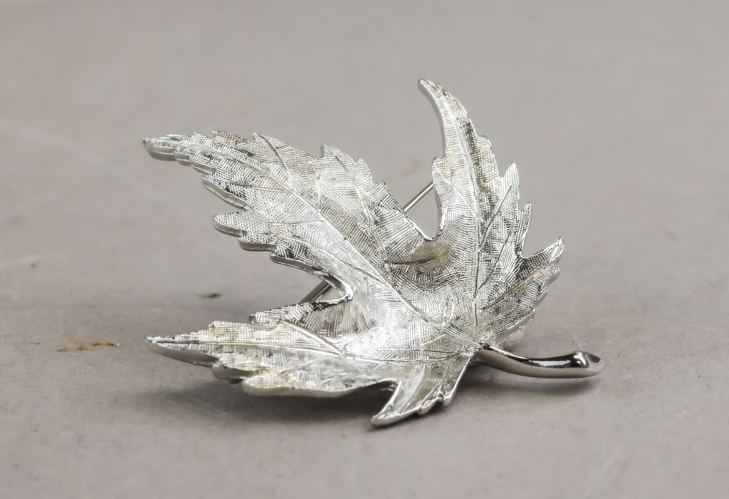 Vintage Avon Belleville Maple Leaf Pin Brooch (1 of 5)