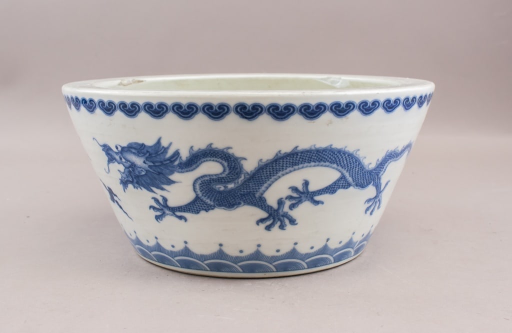 Chinese B&W Porcelain Large Bowl w/ Kangxi Mark: This bowl features a classic blue and white color scheme with a detailed dragon motif rendered in cobalt blue wrapping around the circumference. Kangxi mark on base. H: 14 cm, Dia: 30 cm, 2,547g