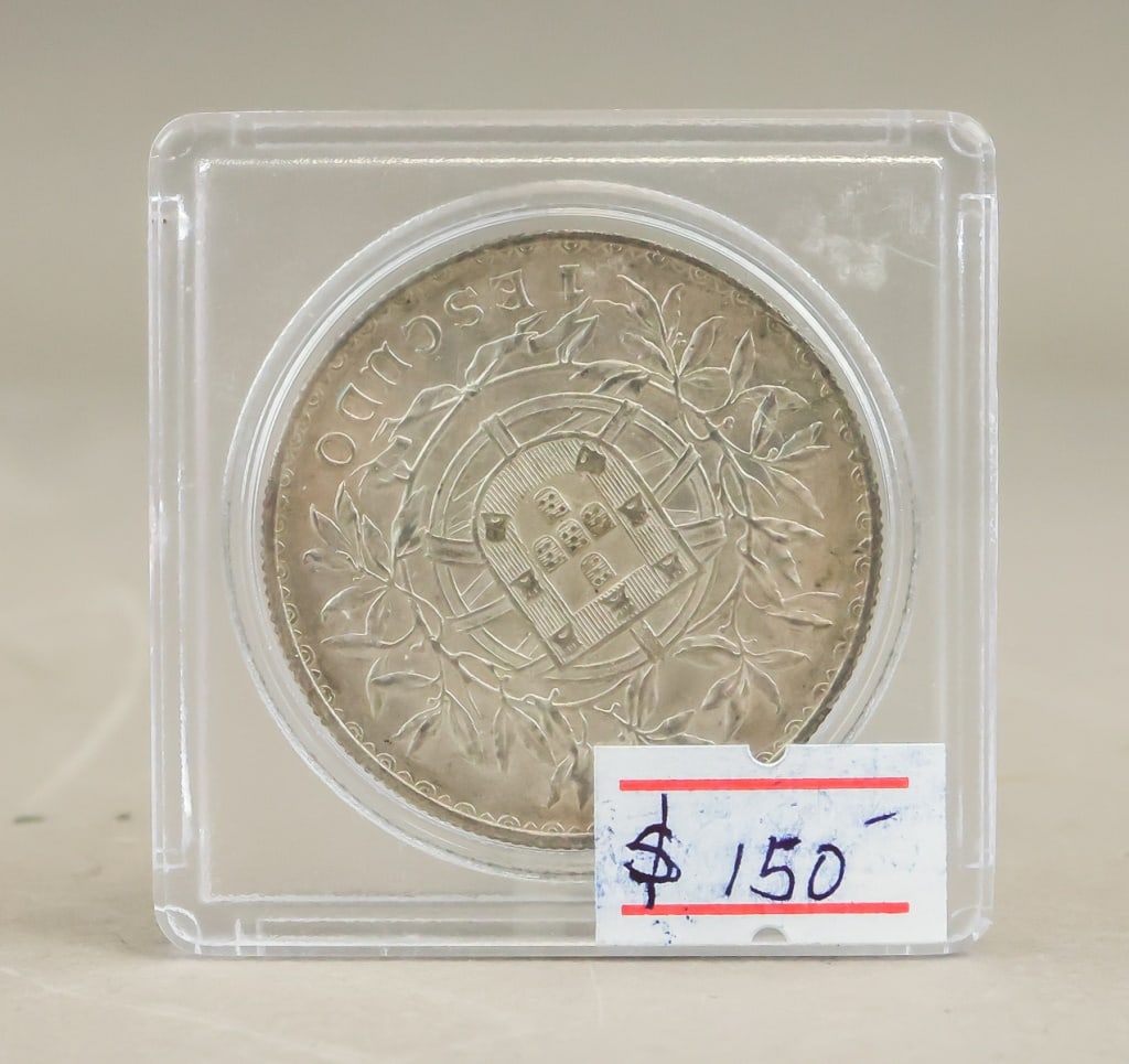 1915 Portuguese 1 Escudo Coin: A 1915 Portuguese 1 escudo coin, showing the national coat of arms within a wreath on the reverse and a laureate female bust on the obverse, dated 1915 and inscribed ?Republica Portuguesa. H: 4 cm,