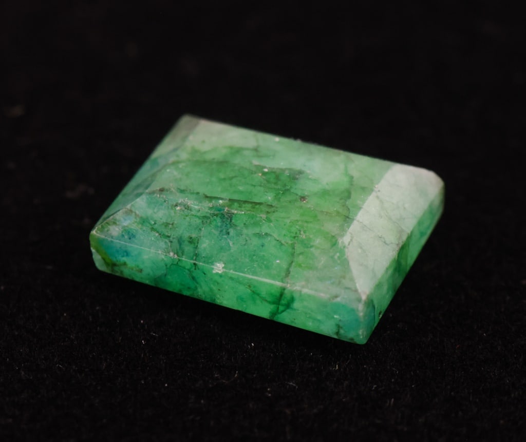 17.99ct Natural Beryl Emerald Appraisal $1727 CAD: Natural beryl emerald, accompanied by an insurance appraisal listing a CAD?$1,727 replacement value. A large rectangular faceted stone with semi-transparent clarity and very-slightly-yellowish-green c