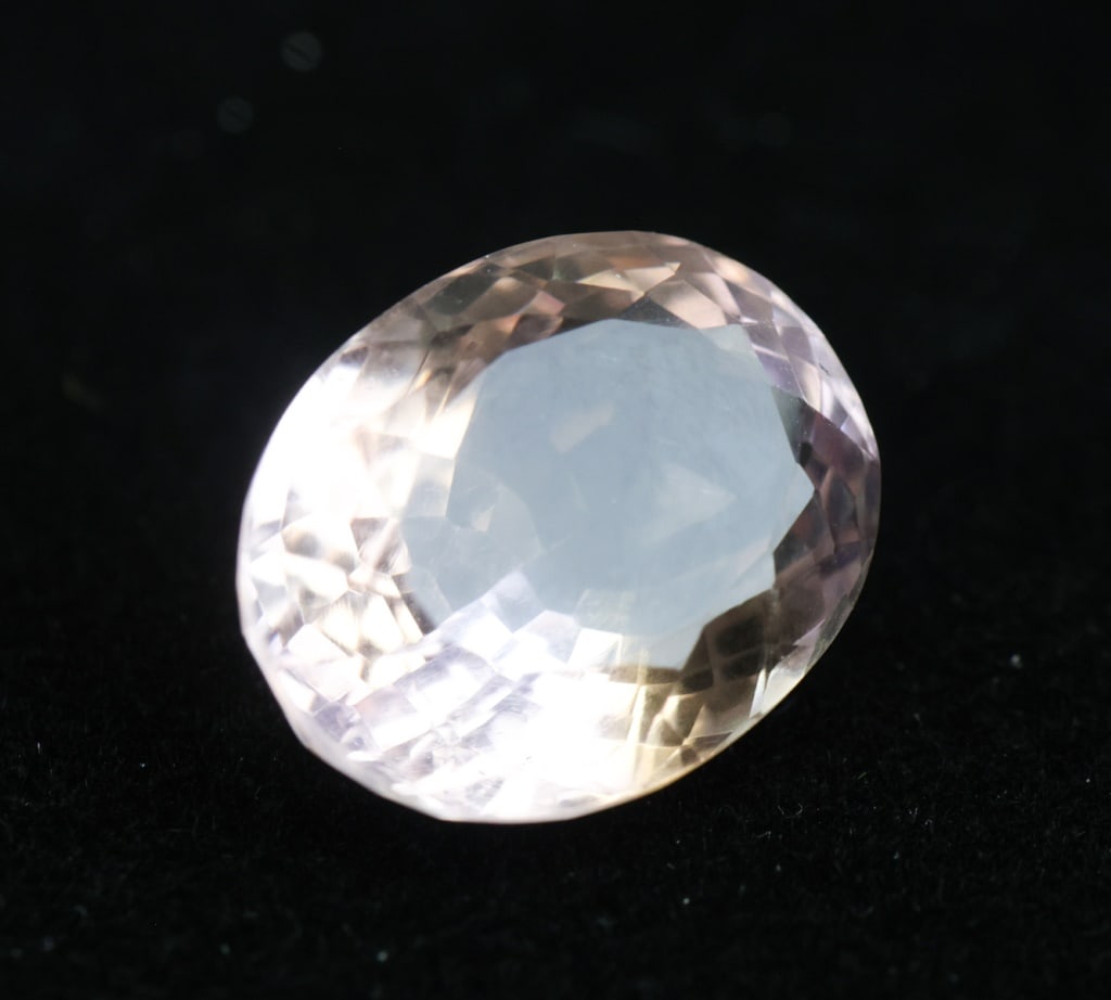 21.27ct Natural Quartz Ametrine w/ Appraisal $2200: 21.27ct natural quartz ametrine accompanied by an appraisal valuing it at $2,200?CAD, the stone cut in an oval mixed style with balanced purple-and-gold zoning, medium-light tone and clean presentatio