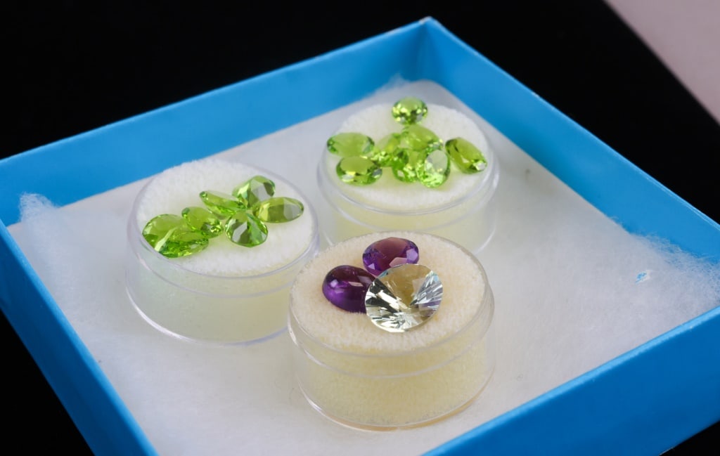 Assorted Loose Faceted Gemstones w/ Box (1 of 5)