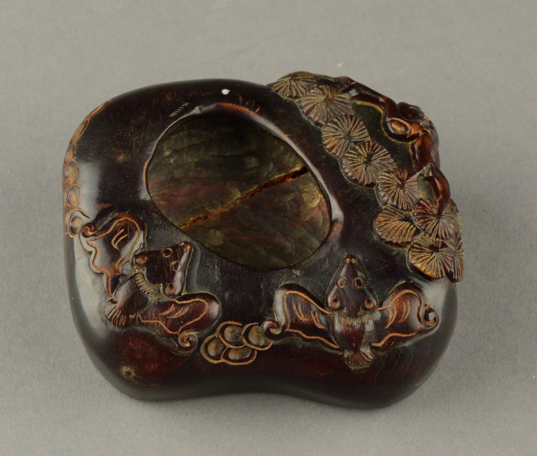 Fine Chinese Horn Carved Inkstone: Chinese horn carved ink well, featuring rock form waterpot flanked with two Fu bats with pine tree. H: 4 cm, W: 8 cm, 177 grams.