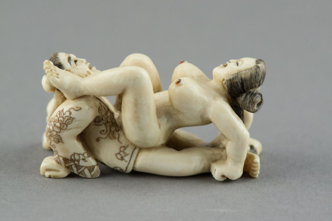 Japanese Ivory Carved Erotic Figure Netsuke: Japanese ivory carved erotic figures netsuke. H: 3 cm, W: 5 cm, 14 grams.