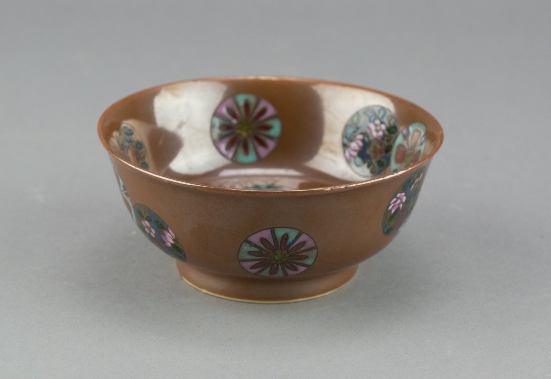 Chinese Brown Ground Bowl Qianlong: Chinese porcelain bowl; circular cartouche containing highly stylized chrysanthemum bloom on dark brown ground; four-character Qianlong Mark on base; H: 5 cm, D: 11.8 cm, 166 grams