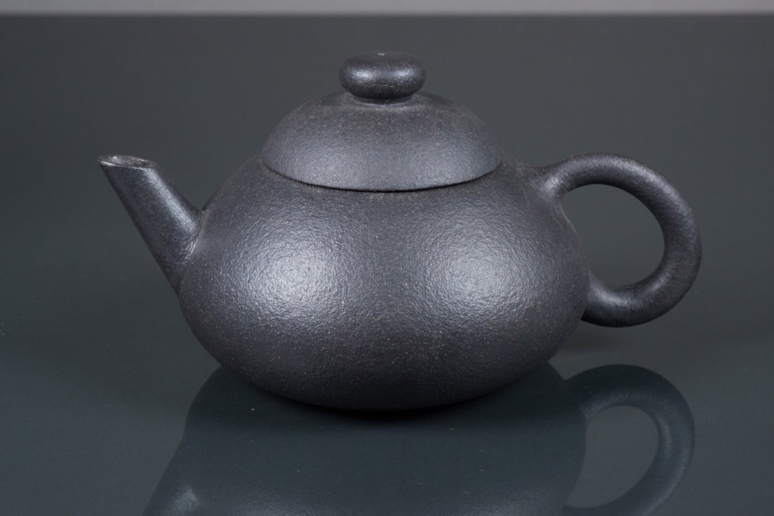 Chinese Yixing Zisha Black Teapot: 唐贡泉阳羡茶紫砂壶成一绝款 黑泥紫砂圆壶 Chinese Yixing Zisha black teapot; of oblate f