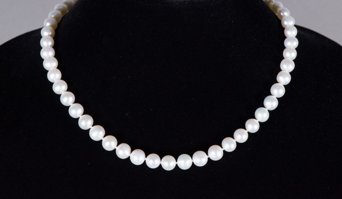 14K White Gold Natural Freshwater Pearl Necklace: 14K白金淡水珍珠项链 Fresh Water Pearl Necklace with 14K White Gold; replacement value: $950; accompanied with Certificate; D: 14 cm, 38.45 grams