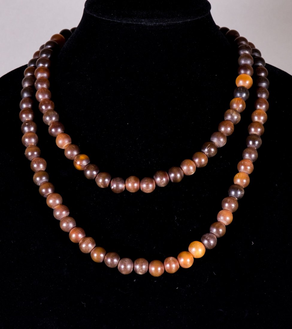 Chinese Horn Carved 108 Beads Necklace: Chinese horn carved necklace; comprised of 108 round beads; of various brown tone; D: 32 cm, Beads D: 1 cm, 101 grams