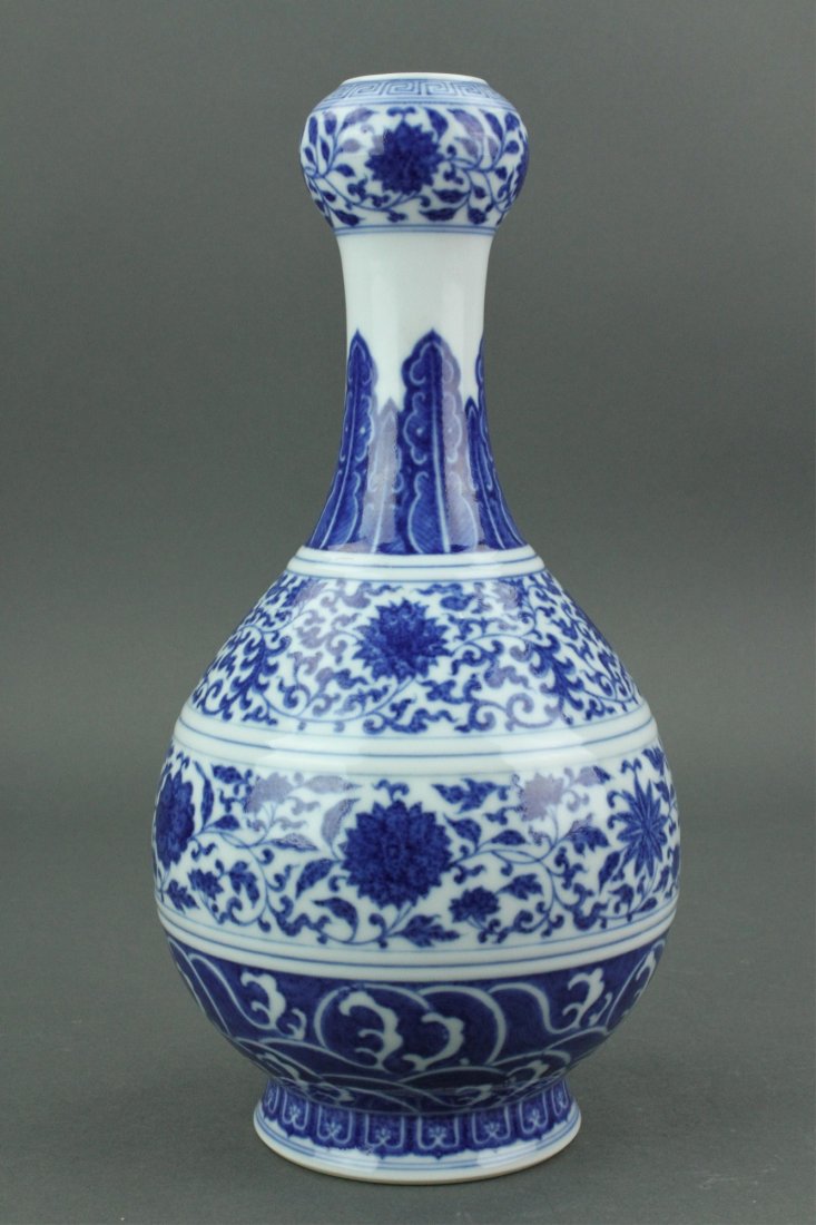 Chinese BW Garlic Mouth Vase Qianlong Mk (1 of 4)