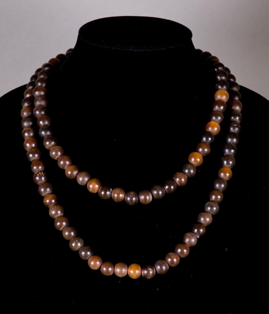 Chinese Horn Carved Necklace: Chinese horn carved necklace; comprised of round horn carved beads; of various brown tone; D: 36 cm, Beads D: 1 cm, 102 grams
