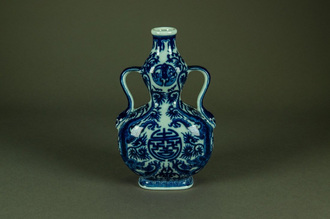 Chinese BW Porcelain Vase Qianlong Mark (1 of 4)