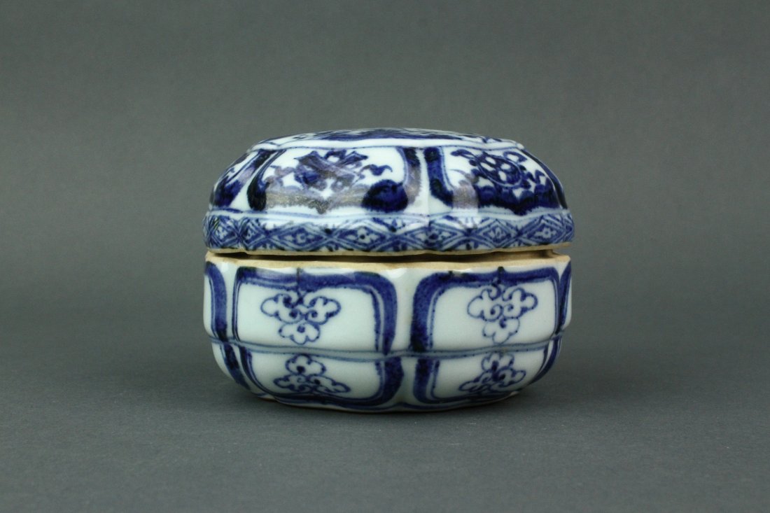 Chinese BW Lobed Porcelain Box w/Cover (1 of 5)