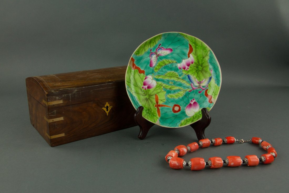 Coral Bracelet Jewellery Box and Porcelain Plate: 珊瑚项链，素三彩碟及木珠宝盒共三件 One coral bracelet, one wood jewellery box and a Chinese porcel