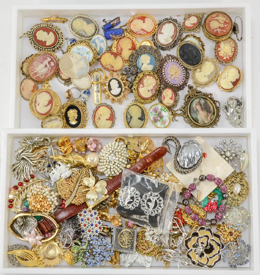 2 trays of fashion jewelry (1 of 3)