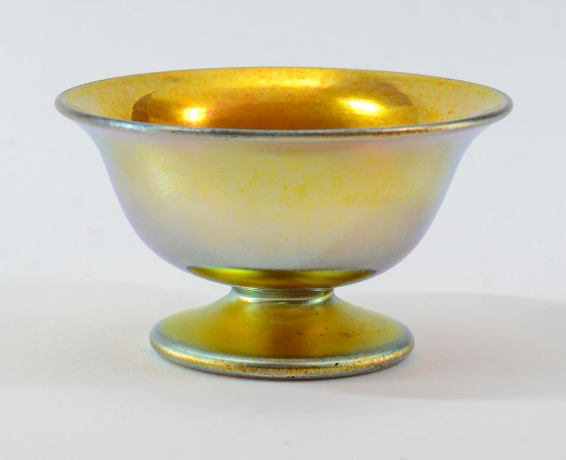 Steuben Aurene Art Glass Footed Open Salt: Steuben gold Aurene footed open salt. Engraved under: 'Aurene, 3067'. 2 3/8" diameter x 1 3/8" high. Excellent condition. Keywords: Salt Cellar, Salt Dip, Pedestal Salt