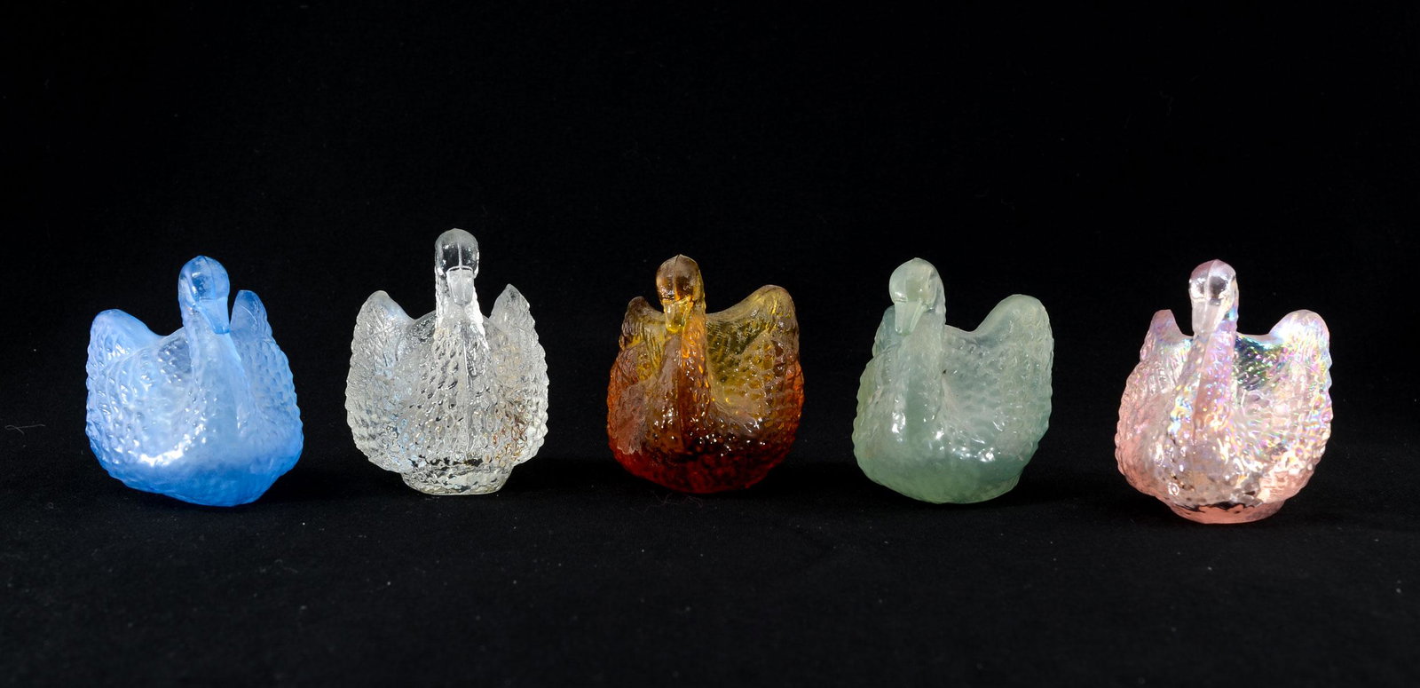5 Cambridge glass swans: 1 each in blue, green, iridescent pink, clear, and amber 2" X 3". No chips, cracks or repairs. Keywords: American, Depression Glass, salt Cellar