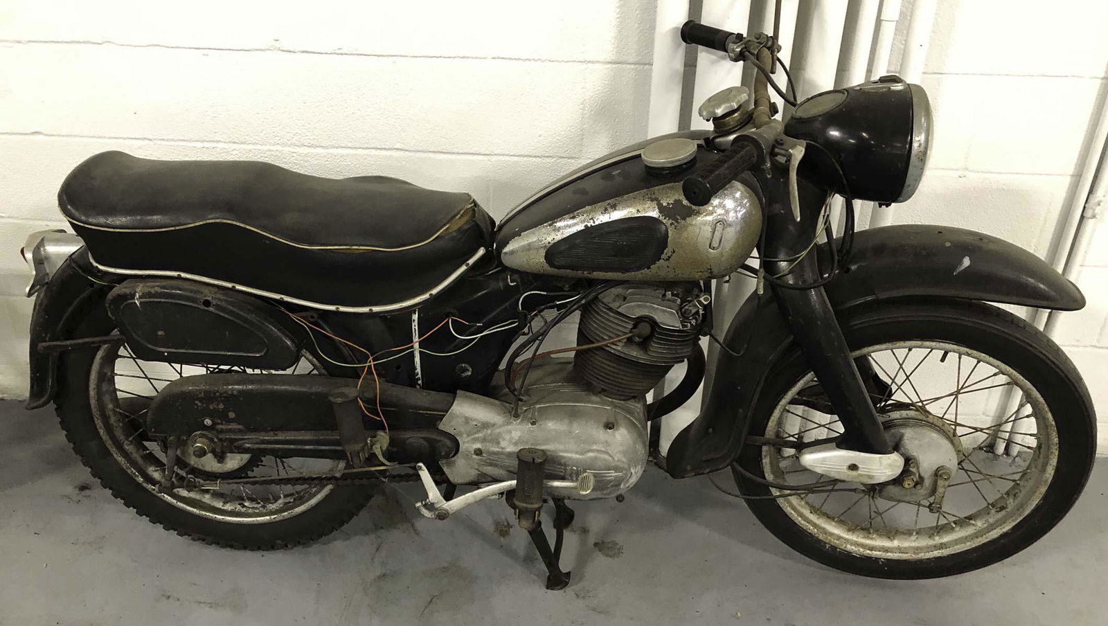 1953 NSU 250CC motorcycle, needs restoration (1 of 3)