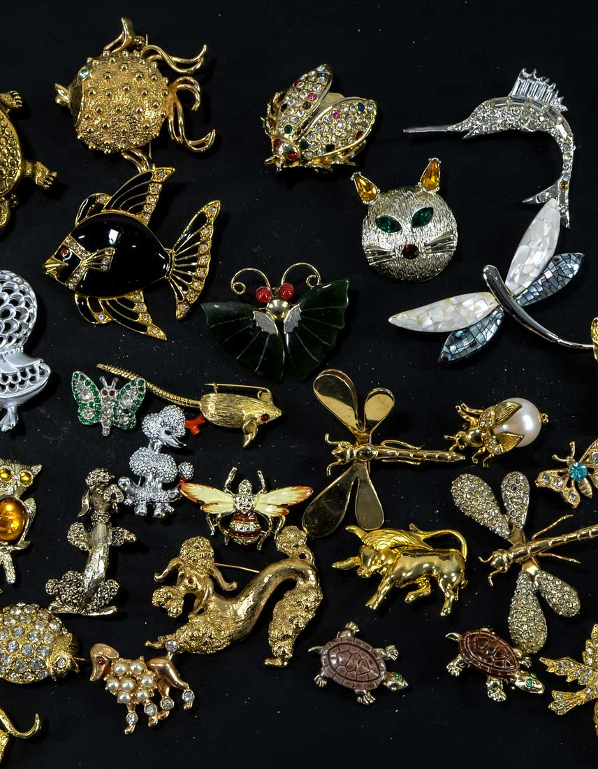 Fashion & Costume Animal Pins: Excellent wearable lot of Vintage and contemporary Pins including fish, ducks, turtles, dragonflies, horses, owls, cats,dogs, and butterflies. Monet, Jeanne, Gerry's, Boucher, all in very good, wearab