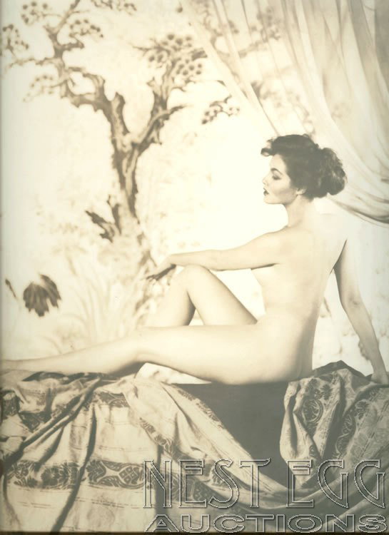 Julie Newmar: 10.5" x 13" excellent condition, ID en verso. Original Alfred Cheney Johnston Photo. See lot 411 for Photo of Helen Jesmer (Mother of Julie Newmar)