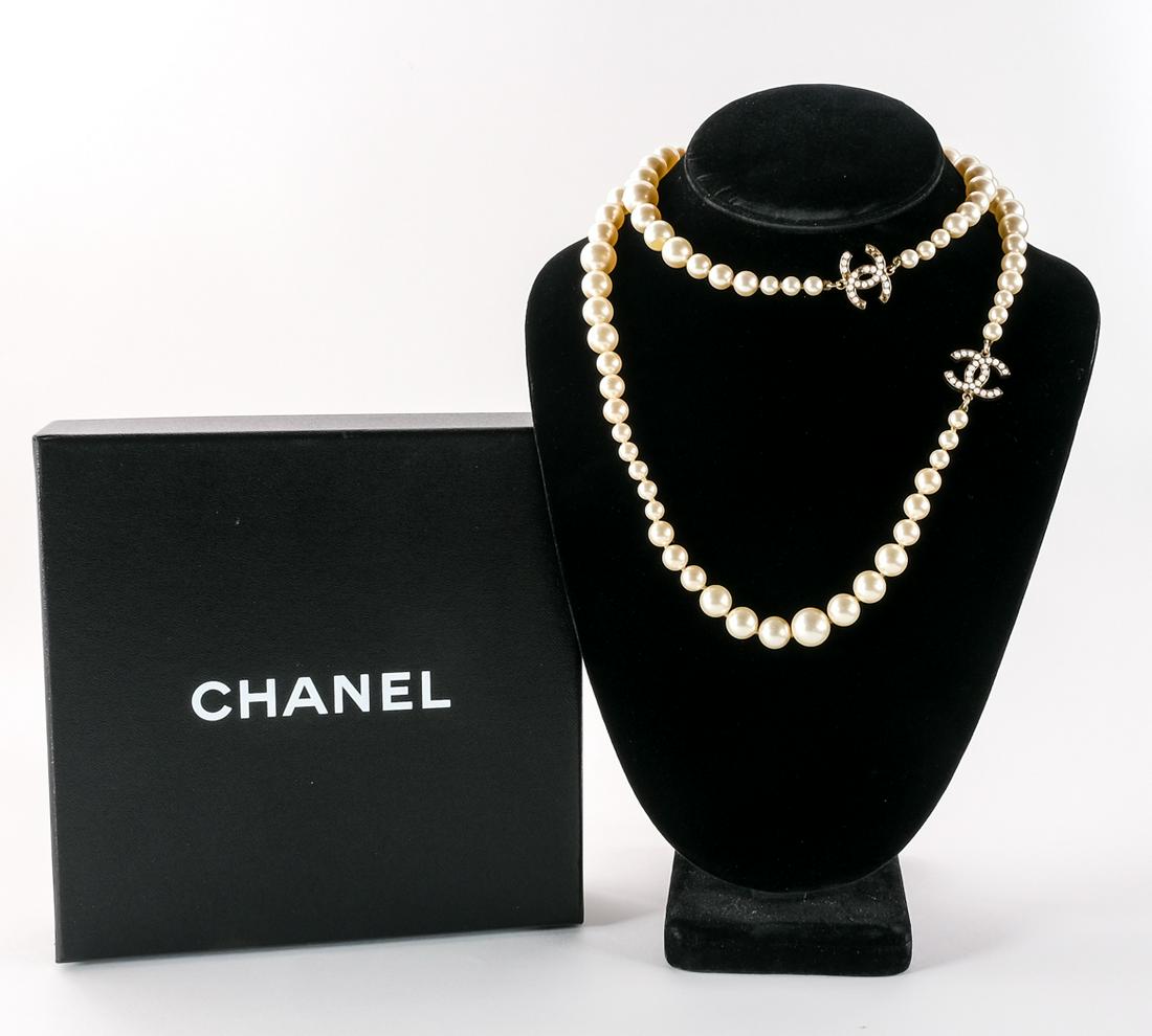 Chanel logo store pearl necklace