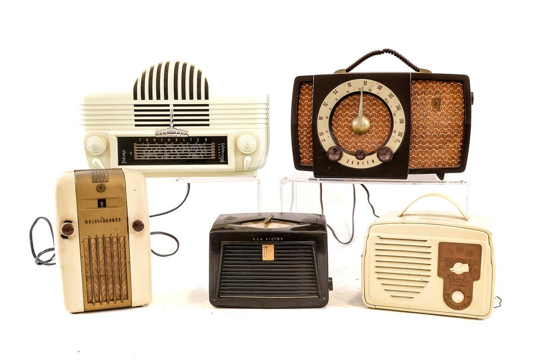 Mid 20th Century Tabletop Plastic and Metal Radios: Group of five mid 20th century tabletop radio sets. Included here: one RCA Victor Model 8X521, one Zenith No. S-17366, one Westinghouse Model H-126 "Little Jewel" and one Temple Superhet Model 6-418.