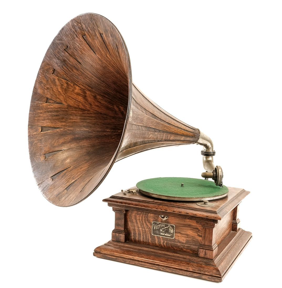 Victor Victrola V Disc Phonograph: Disc player. Serial # 40272. The suffix letter following the serial is unreadable making an exact year of manufacture difficult. Circa 1905-1920. Crank missing and as such, item is untested. Oak finis