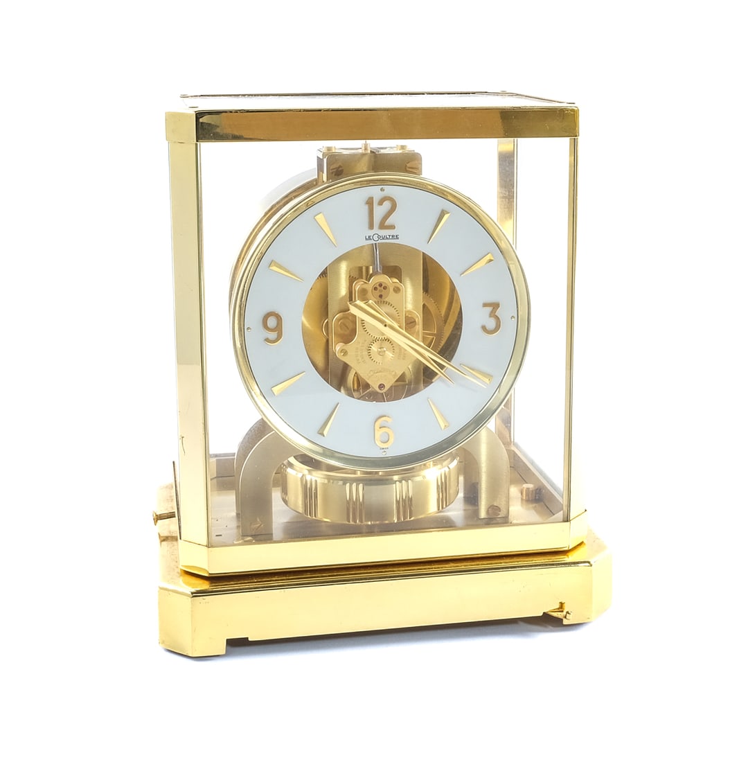 LeCoultre Atmos Clock 528-6 Caliber: 1960's-80's model 528-6. Serial # 196807. Features a round clock face and a lid that lifts entirely off for accessing inner workings. Tested, works. One corner of the top pane of glass is cracked. The