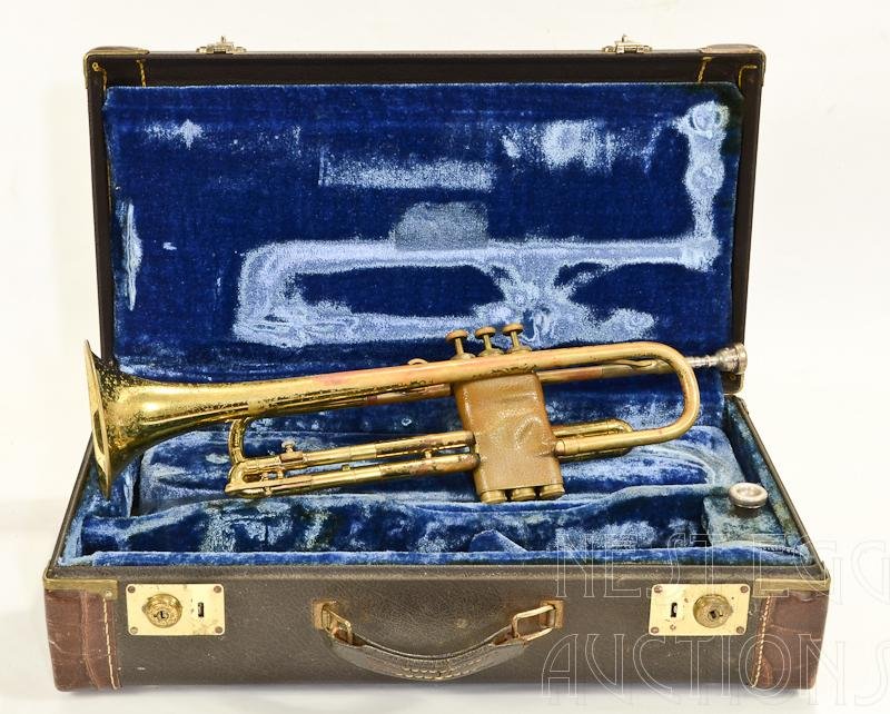 The Martin Committee Model Elkhart Trumpet: This is the Martin Committee Model. Heavy lacquer wear, hand wear and green chunky patina, see photos. All valves and slides move freely. Serial #217807, Includes blue lined case and 2 mouthpieces. Le