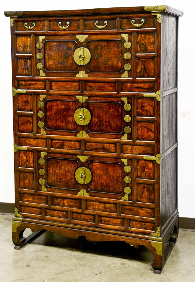 Fine Korean storage chest (1 of 4)