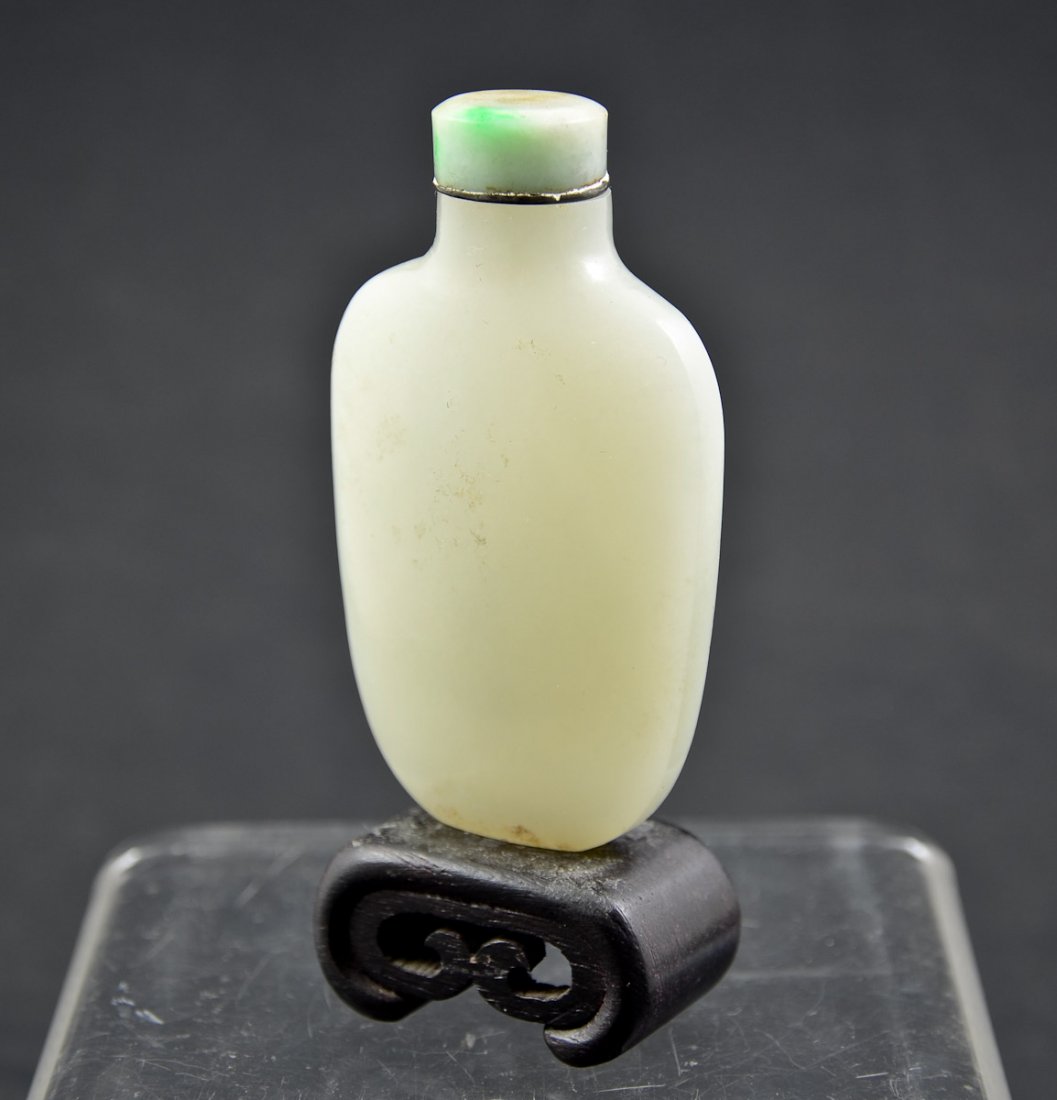 Pale Celadon Jade Snuff Bottle (1 of 7)