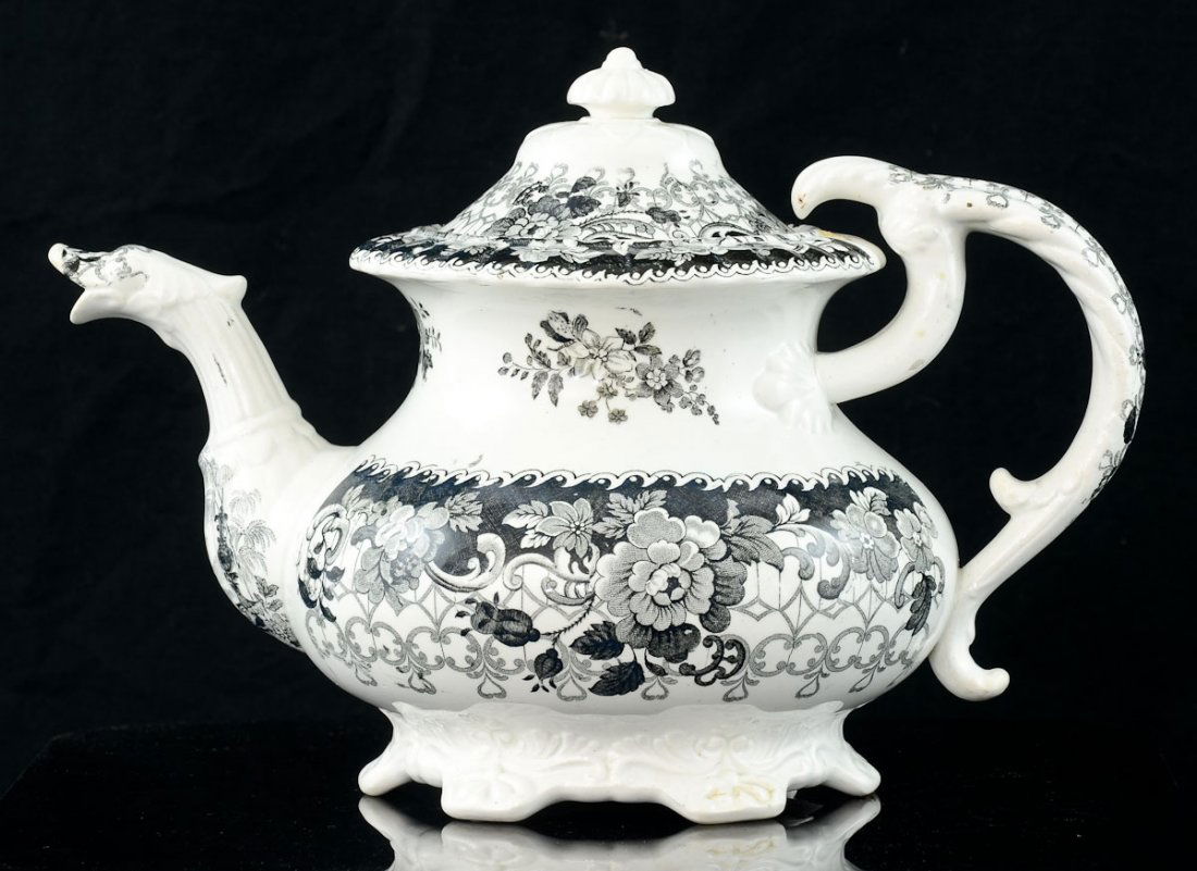 English Ironstone Teapot (1 of 2)