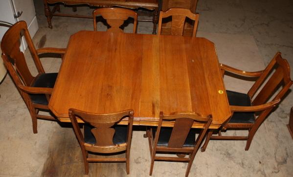 Dining room table & 6 chairs: Dining room table & 6 chairs