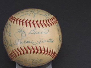 Team Autographed baseball Yankees 1959: Yankees team ball with Mickey Mantle, Yogi Berra, Elston Howard, Whitey Ford Bobby Shantz, Hank Bauer. Official American league Ball William Harridge President "REACH"