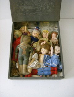 Box vintage dolls: Several and one antique