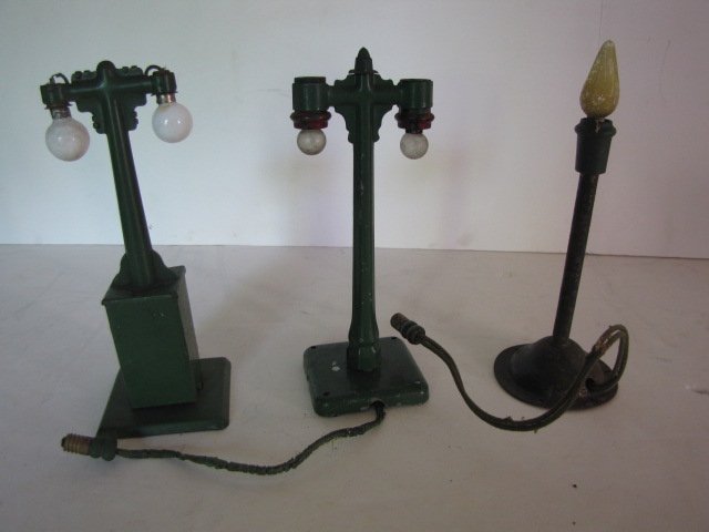 3 Toy train street lamps w/ lights: 3 Toy train street lamps w/ lights