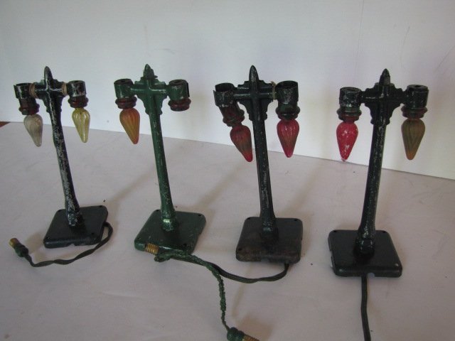4 Toy train street lamps w/ lights: 4 Toy train street lamps w/ lights