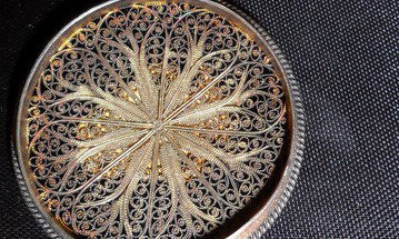 VINTAGE STERLING FILIGREED ENAMEL BOX: VINTAGE STERLING FILIGREED ENAMEL BOX approx 1 1/2" in diameter with enameled crest on lid