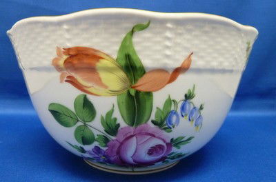 LARGE HERAND FLORAL FRUIT BOWL: LARGE HERAND FLORAL FRUIT BOWL approx 7.5" diameter;4"tall with scalloped rim we can recommend local shippers