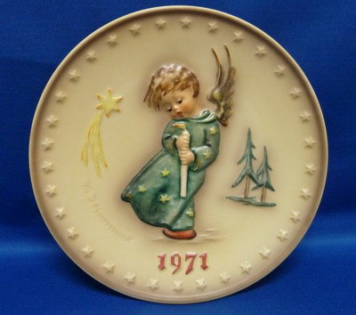 RARE 1971 HUMMEL YEARLY PLATE: RARE 1971 HUMMEL YEARLY PLATE first edition with angel;approx 7" diameter;mint in box we can recommend local shippers