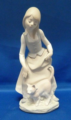 LLADRO GIRL WITH CAT MATTE FINISH #1187: LLADRO GIRL WITH CAT MATTE FINISH #1187 approx 8" tall;no box we can recommend local shippers