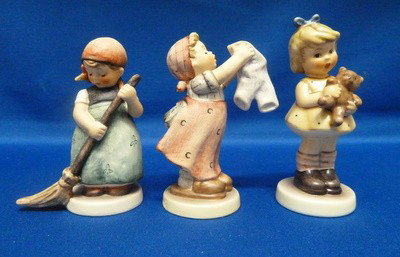 THREE HUMMELS MINT IN BOX : THREE HUMMELS MINT IN BOX "CUDDLES"#2049a "LITTLE SWEEPER"#171;4" "WASH DAY" #321;3 1/8" we can recommend local shippers