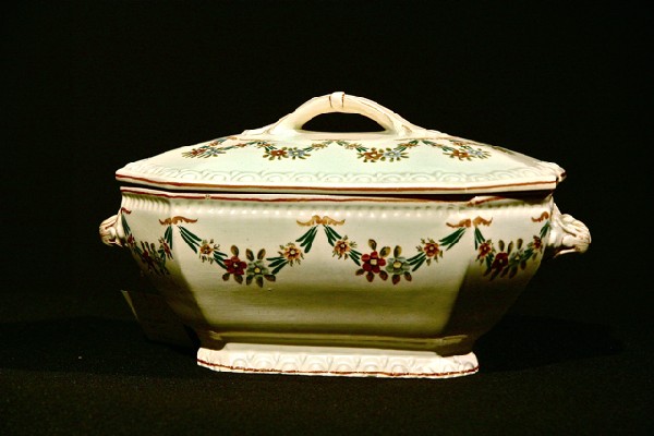 Portuguese faience turen and cover: Portuguese faience Soares dos Reis turen and cover, 40 cm (15 3/4 in.), 20th Century