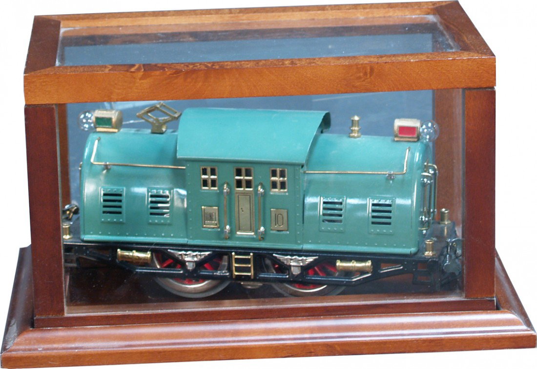 LIONEL Trains 10 "N" Gauge Engine: LIONEL Trains 10 "N" Gauge Engine in wood & glass display case