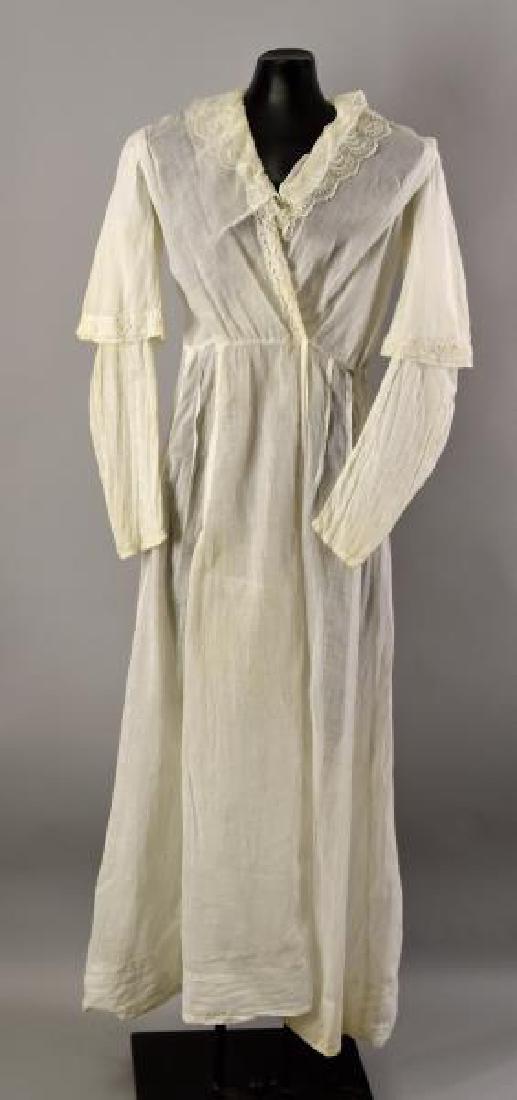 Victorian White Lawn Cotton Dress: With Double Lace "v" Neck Collar And Lace Capped Sleeves Measuring Under Arms Across 17", Waist 13", Hips 24", Shoulder To Sleeve 23", Under Arm Sleeve 16.5". Nice Condition No Holes, Rips, Tears Or S