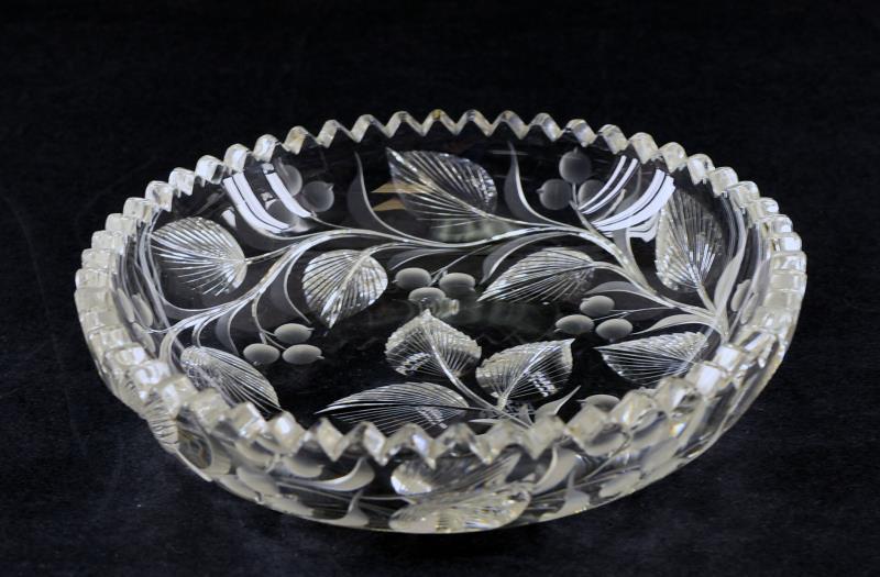Signed Tuthill Brilliant Intaglio Cut Glass Dish: Consisting Of A Small Candy Dish Signed Tuthill With A Pattern Of Cherries Or Gooseberries In The Cut. The Candy Dish Measures6" Across And 1.5" Tall, In Excellent Conditon, No Nicks, Chips Or Cracks.