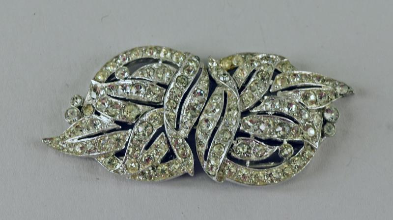 Vintage Rhinestone Trifari Duet Clip-mate: Featuring A Duet Dress Clip By Trifari. The Piece Is Marked Trifari, Clip-mate With A Patent Number. The Clip Measures 2.5" Long And 1" Wide. No Missing Rhinestones, Good Condition.