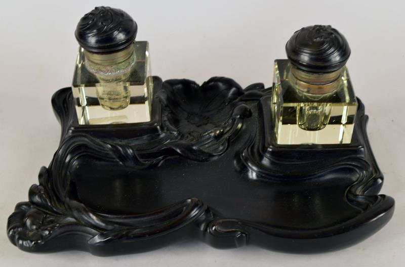 Victorian Ebonite Gutta Percha Double Ink Well (1 of 8)