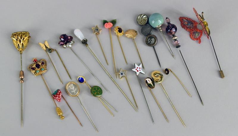22 Vintage And Contemporary Lapel Pins (1 of 5)